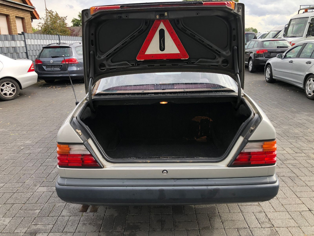 Limuzina Mercedes-Benz W124 E 260: slika Limuzina Mercedes-Benz W124 E 260 Limuzina Mercedes-Benz W124 E 260: slika Limuzina Mercedes-Benz W124 E 260
