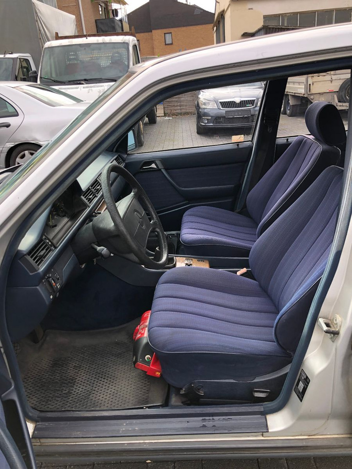 Limuzina Mercedes-Benz W124 E 260: slika Limuzina Mercedes-Benz W124 E 260 Limuzina Mercedes-Benz W124 E 260: slika Limuzina Mercedes-Benz W124 E 260