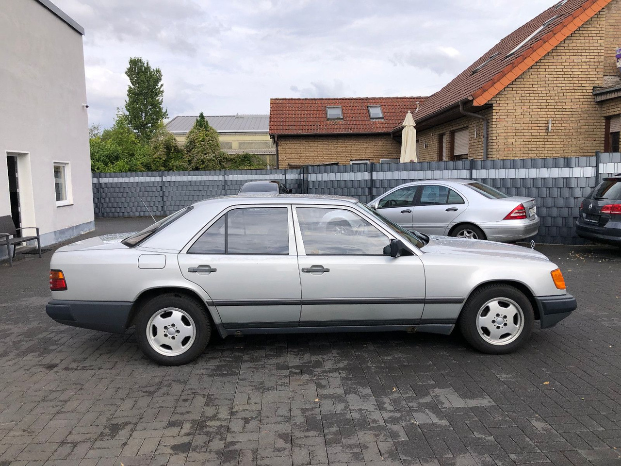Limuzina Mercedes-Benz W124 E 260: slika Limuzina Mercedes-Benz W124 E 260 Limuzina Mercedes-Benz W124 E 260: slika Limuzina Mercedes-Benz W124 E 260
