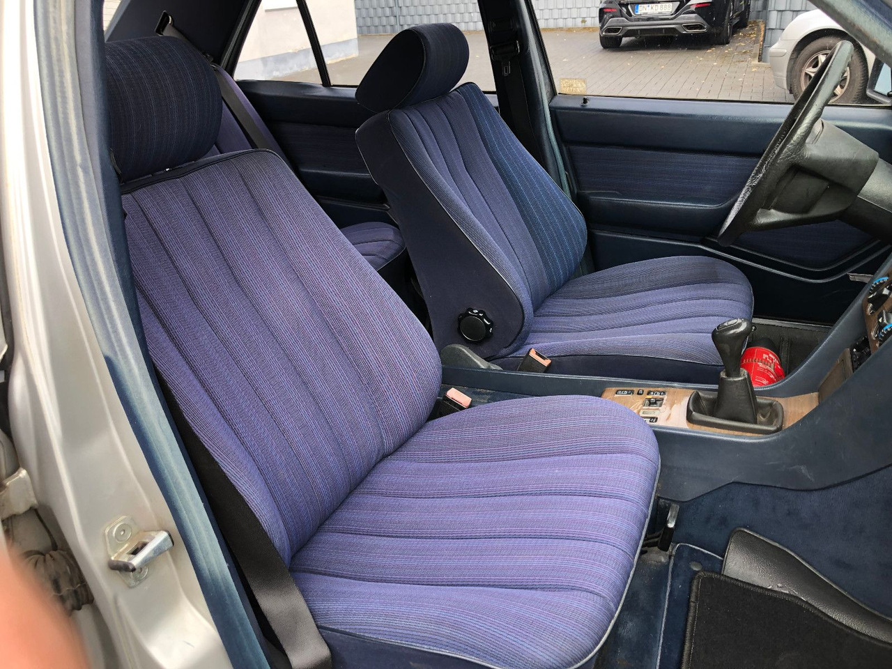 Limuzina Mercedes-Benz W124 E 260: slika Limuzina Mercedes-Benz W124 E 260 Limuzina Mercedes-Benz W124 E 260: slika Limuzina Mercedes-Benz W124 E 260