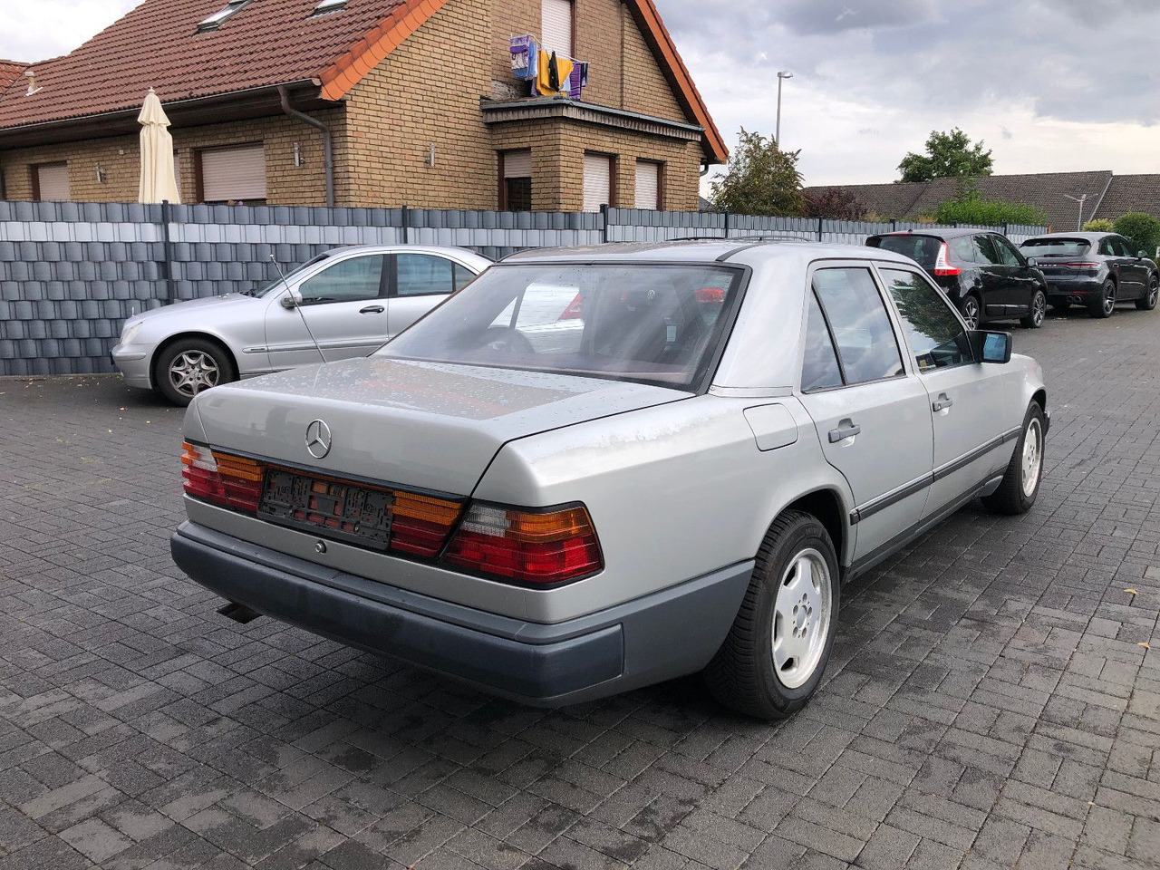 Mercedes-Benz W124 E 260 - Limuzina: slika Mercedes-Benz W124 E 260 - Limuzina Mercedes-Benz W124 E 260 - Limuzina: slika Mercedes-Benz W124 E 260 - Limuzina