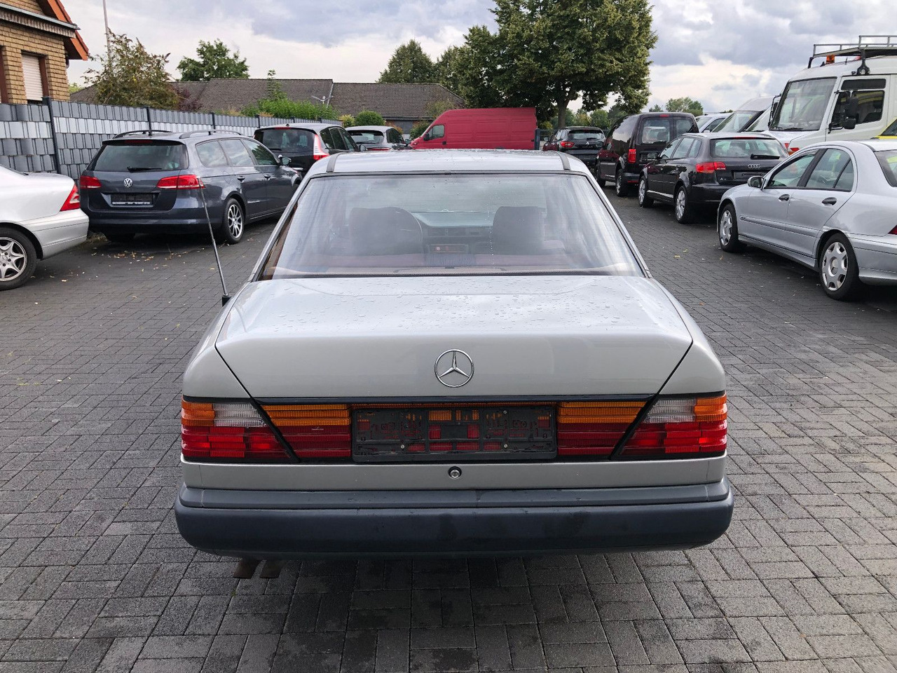 Limuzina Mercedes-Benz W124 E 260: slika Limuzina Mercedes-Benz W124 E 260 Limuzina Mercedes-Benz W124 E 260: slika Limuzina Mercedes-Benz W124 E 260