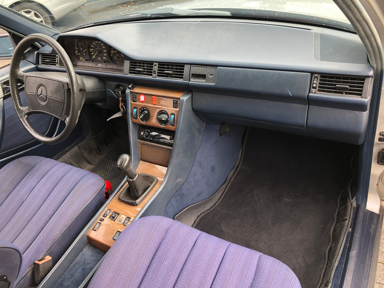 Limuzina Mercedes-Benz W124 E 260: slika Limuzina Mercedes-Benz W124 E 260 Limuzina Mercedes-Benz W124 E 260: slika Limuzina Mercedes-Benz W124 E 260