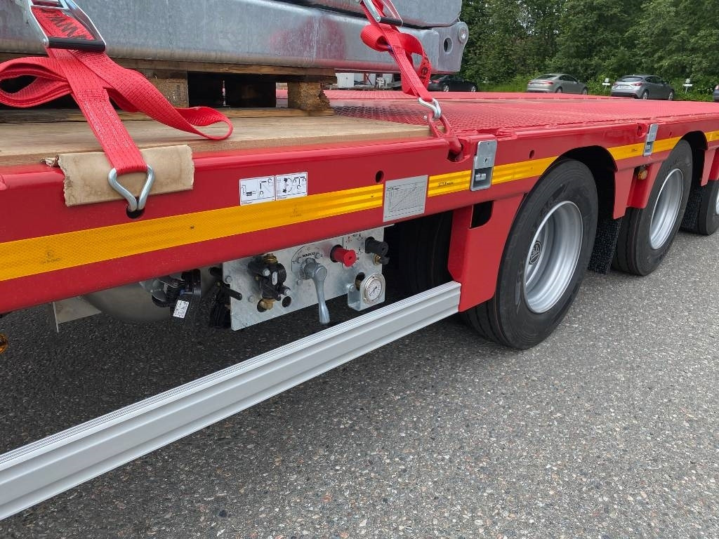 Faymonville Max Trailer, Max100 4AU - Poluprikolica s niskim utovarivačem: slika Faymonville Max Trailer, Max100 4AU - Poluprikolica s niskim utovarivačem Faymonville Max Trailer, Max100 4AU - Poluprikolica s niskim utovarivačem: slika Faymonville Max Trailer, Max100 4AU - Poluprikolica s niskim utovarivačem