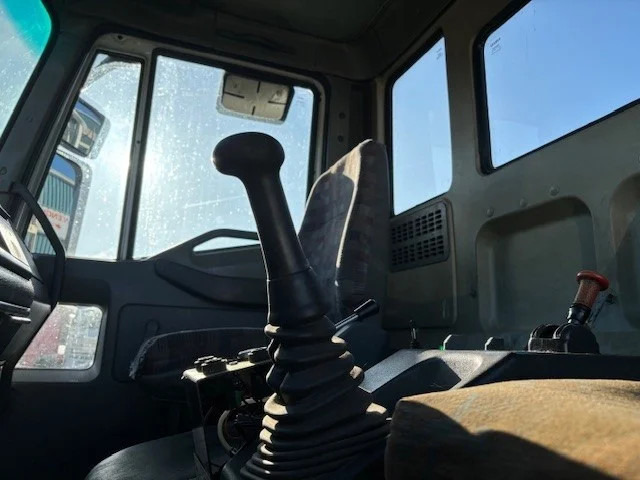Utovarivač s proklizavajućim upravljanjem Iveco Eurocargo 135E23WR 4x4 FULL STEEL PORTAL CONTAINER (EURO 2 / ZF MANUAL GEARBOX / REDUCTION AXLES / FULL STEEL SUSPENSION): slika Utovarivač s proklizavajućim upravljanjem Iveco Eurocargo 135E23WR 4x4 FULL STEEL PORTAL CONTAINER (EURO 2 / ZF MANUAL GEARBOX / REDUCTION AXLES / FULL STEEL SUSPENSION)