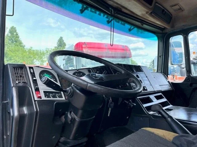 Kiper MAN 41.464 F2000 8X4 FULL STEEL KIPPER (EURO 2 / ZF16 MANUAL GEARBOX / ZF-INTARDER / FULL STEEL SUSPENSION / REDUCTION AXLES): slika Kiper MAN 41.464 F2000 8X4 FULL STEEL KIPPER (EURO 2 / ZF16 MANUAL GEARBOX / ZF-INTARDER / FULL STEEL SUSPENSION / REDUCTION AXLES)