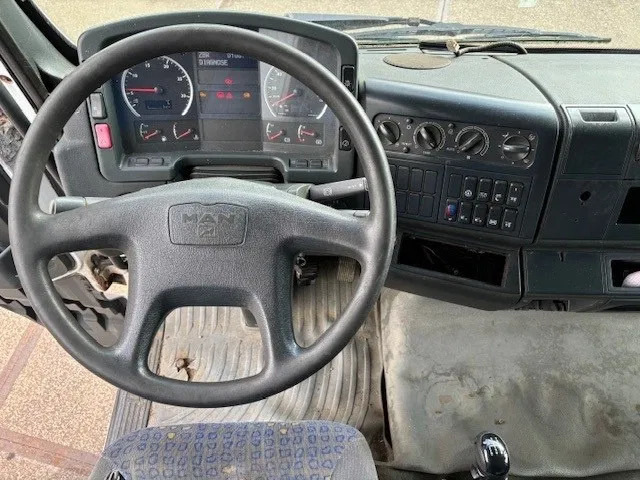 Interior photo 1: Kiper MAN TGA 26.410 XL 6x2 KIPPER (6-CILINDER HEADS) (ZF16 MANUAL GEARBOX / LIFT-AXLE / HYDRAULIC KIT / AIRCONDITIONING)