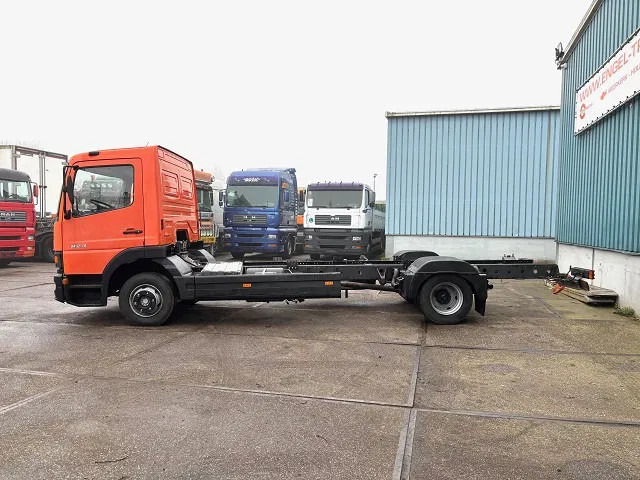 Mercedes-Benz Atego 823L DAY CAB (6-CILINDER) 4x2 CHASSIS (MANUAL GEARBOX / SPER DIFFERENTIAL / 6-CILINDER ENGINE) - Kamion-šasija: slika Mercedes-Benz Atego 823L DAY CAB (6-CILINDER) 4x2 CHASSIS (MANUAL GEARBOX / SPER DIFFERENTIAL / 6-CILINDER ENGINE) - Kamion-šasija Mercedes-Benz Atego 823L DAY CAB (6-CILINDER) 4x2 CHASSIS (MANUAL GEARBOX / SPER DIFFERENTIAL / 6-CILINDER ENGINE) - Kamion-šasija: slika Mercedes-Benz Atego 823L DAY CAB (6-CILINDER) 4x2 CHASSIS (MANUAL GEARBOX / SPER DIFFERENTIAL / 6-CILINDER ENGINE) - Kamion-šasija