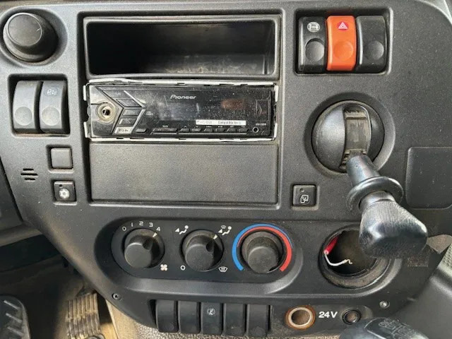 Tegljač DAF CF 85.410 4x2 SLEEPERCAB (ZF16 MANUAL GEARBOX / EURO 5 / AIRCONDITIONING): slika Tegljač DAF CF 85.410 4x2 SLEEPERCAB (ZF16 MANUAL GEARBOX / EURO 5 / AIRCONDITIONING)