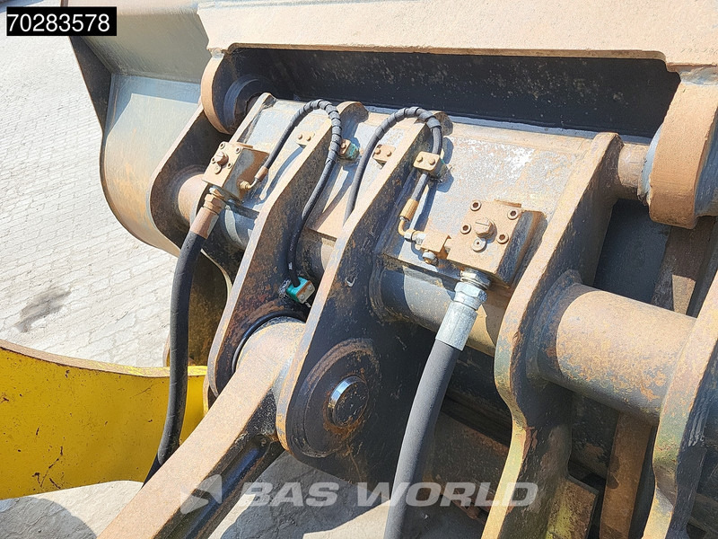 Utovarivač na kotačima New Holland W270: slika Utovarivač na kotačima New Holland W270