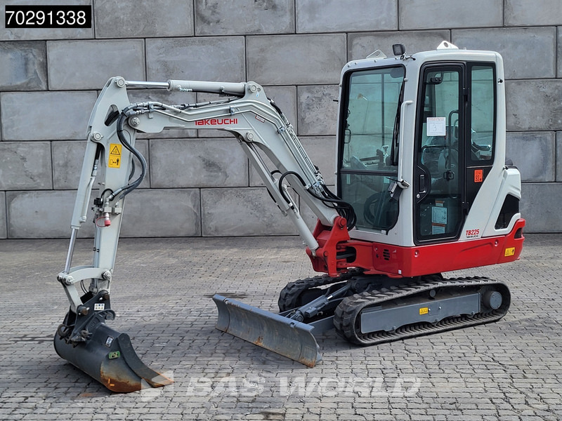 Takeuchi TB225 HAMMER + 3 BUCKETS - Mini bager: slika Takeuchi TB225 HAMMER + 3 BUCKETS - Mini bager Takeuchi TB225 HAMMER + 3 BUCKETS - Mini bager: slika Takeuchi TB225 HAMMER + 3 BUCKETS - Mini bager