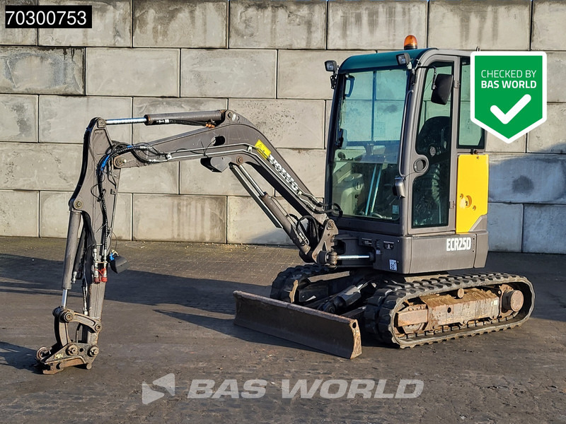 Volvo ECR25 D - Mini bager: slika Volvo ECR25 D - Mini bager Volvo ECR25 D - Mini bager: slika Volvo ECR25 D - Mini bager