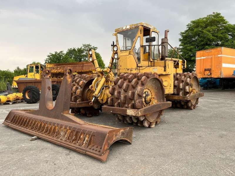 Caterpillar 825 + porte engins - Kompaktor: slika Caterpillar 825 + porte engins - Kompaktor Caterpillar 825 + porte engins - Kompaktor: slika Caterpillar 825 + porte engins - Kompaktor