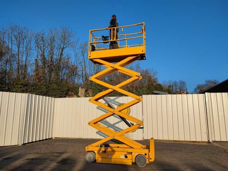 Haulotte CISEAUX COMPACT 10N - Platforma za podizanje stupa u okomitom položaju: slika Haulotte CISEAUX COMPACT 10N - Platforma za podizanje stupa u okomitom položaju Haulotte CISEAUX COMPACT 10N - Platforma za podizanje stupa u okomitom položaju: slika Haulotte CISEAUX COMPACT 10N - Platforma za podizanje stupa u okomitom položaju