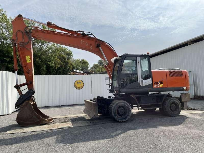 Hitachi ZX210W-3 - Bager na kotačima: slika Hitachi ZX210W-3 - Bager na kotačima Hitachi ZX210W-3 - Bager na kotačima: slika Hitachi ZX210W-3 - Bager na kotačima