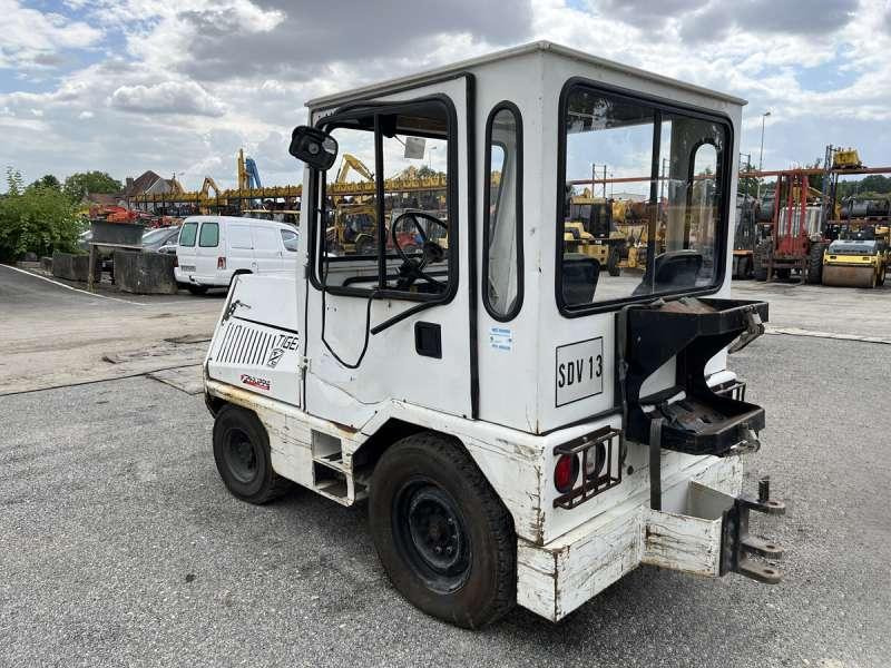 TAYLOR-DUNN TC-40 - Traktor: slika TAYLOR-DUNN TC-40 - Traktor TAYLOR-DUNN TC-40 - Traktor: slika TAYLOR-DUNN TC-40 - Traktor