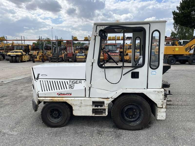 TAYLOR-DUNN TC-40 - Traktor: slika TAYLOR-DUNN TC-40 - Traktor TAYLOR-DUNN TC-40 - Traktor: slika TAYLOR-DUNN TC-40 - Traktor