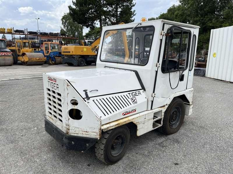 TAYLOR-DUNN TC-40 - Traktor: slika TAYLOR-DUNN TC-40 - Traktor TAYLOR-DUNN TC-40 - Traktor: slika TAYLOR-DUNN TC-40 - Traktor