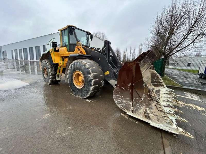 Volvo L220H - Utovarivač na kotačima: slika Volvo L220H - Utovarivač na kotačima Volvo L220H - Utovarivač na kotačima: slika Volvo L220H - Utovarivač na kotačima