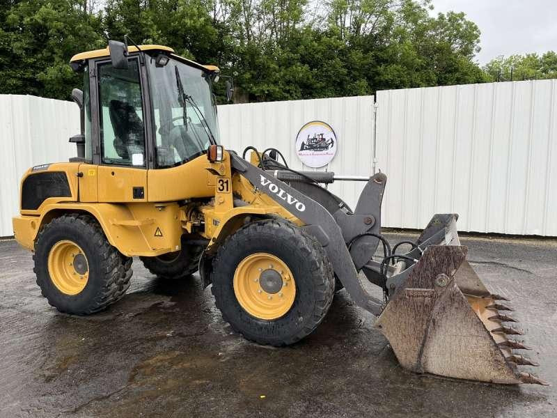 Utovarivač na kotačima Volvo L30G: slika Utovarivač na kotačima Volvo L30G