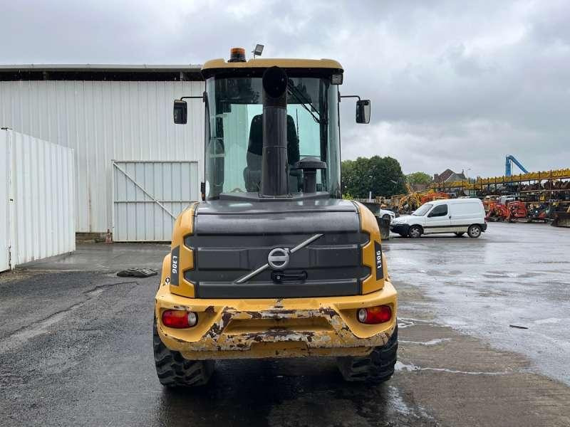Utovarivač na kotačima Volvo L30G: slika Utovarivač na kotačima Volvo L30G