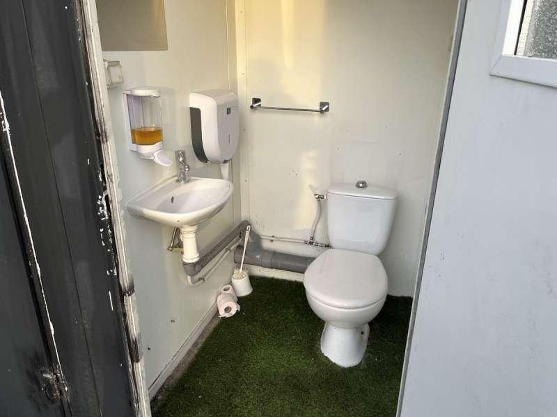 Građevinski kontejner WC: slika Građevinski kontejner WC