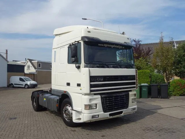 DAF XF 430 EURO3 MANAULE GEAR - Tegljač: slika DAF XF 430 EURO3 MANAULE GEAR - Tegljač DAF XF 430 EURO3 MANAULE GEAR - Tegljač: slika DAF XF 430 EURO3 MANAULE GEAR - Tegljač