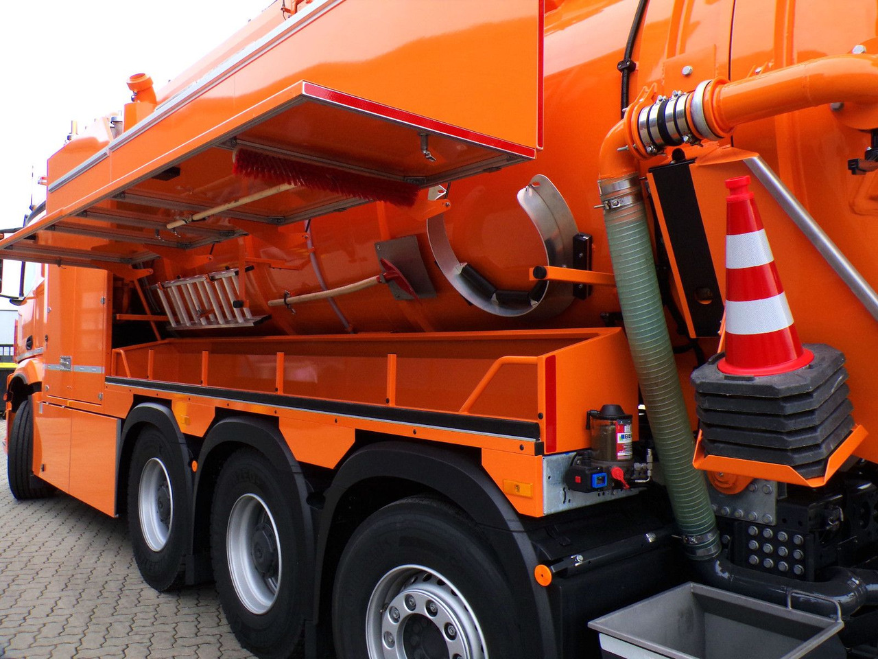 Mercedes-Benz Arocs 3551 8x4 Müller 16mCanalmaster F160EWA WRG - Vakum kamion: slika Mercedes-Benz Arocs 3551 8x4 Müller 16mCanalmaster F160EWA WRG - Vakum kamion Mercedes-Benz Arocs 3551 8x4 Müller 16mCanalmaster F160EWA WRG - Vakum kamion: slika Mercedes-Benz Arocs 3551 8x4 Müller 16mCanalmaster F160EWA WRG - Vakum kamion
