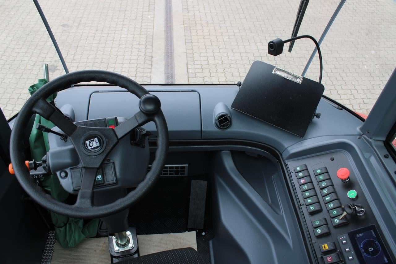 Kalmar TRL618I 4X4 - Terminalni traktor: slika Kalmar TRL618I 4X4 - Terminalni traktor Kalmar TRL618I 4X4 - Terminalni traktor: slika Kalmar TRL618I 4X4 - Terminalni traktor