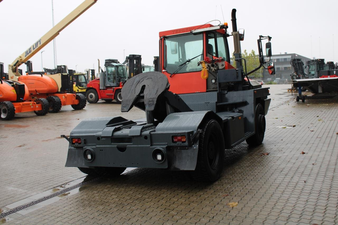 Terberg RT222 - Terminalni traktor: slika Terberg RT222 - Terminalni traktor Terberg RT222 - Terminalni traktor: slika Terberg RT222 - Terminalni traktor