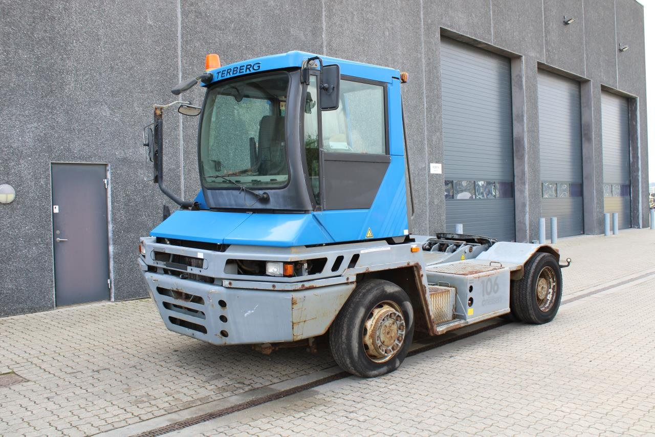 Terberg RT222 - Terminalni traktor: slika Terberg RT222 - Terminalni traktor Terberg RT222 - Terminalni traktor: slika Terberg RT222 - Terminalni traktor