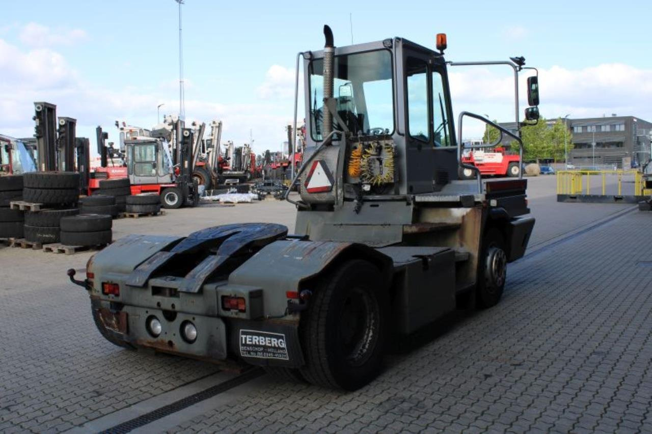 Terberg YT182 - Terminalni traktor: slika Terberg YT182 - Terminalni traktor Terberg YT182 - Terminalni traktor: slika Terberg YT182 - Terminalni traktor