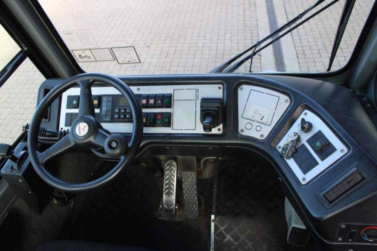 Terberg YT182 - Terminalni traktor: slika Terberg YT182 - Terminalni traktor Terberg YT182 - Terminalni traktor: slika Terberg YT182 - Terminalni traktor