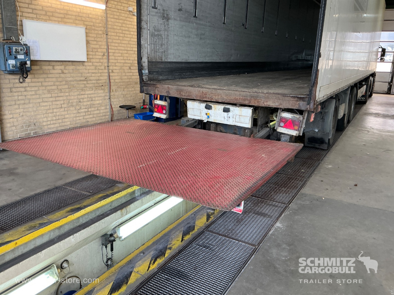 KRONE Dryfreight Standard Taillift - Poluprikolica sa zatvorenim sandukom: slika KRONE Dryfreight Standard Taillift - Poluprikolica sa zatvorenim sandukom KRONE Dryfreight Standard Taillift - Poluprikolica sa zatvorenim sandukom: slika KRONE Dryfreight Standard Taillift - Poluprikolica sa zatvorenim sandukom