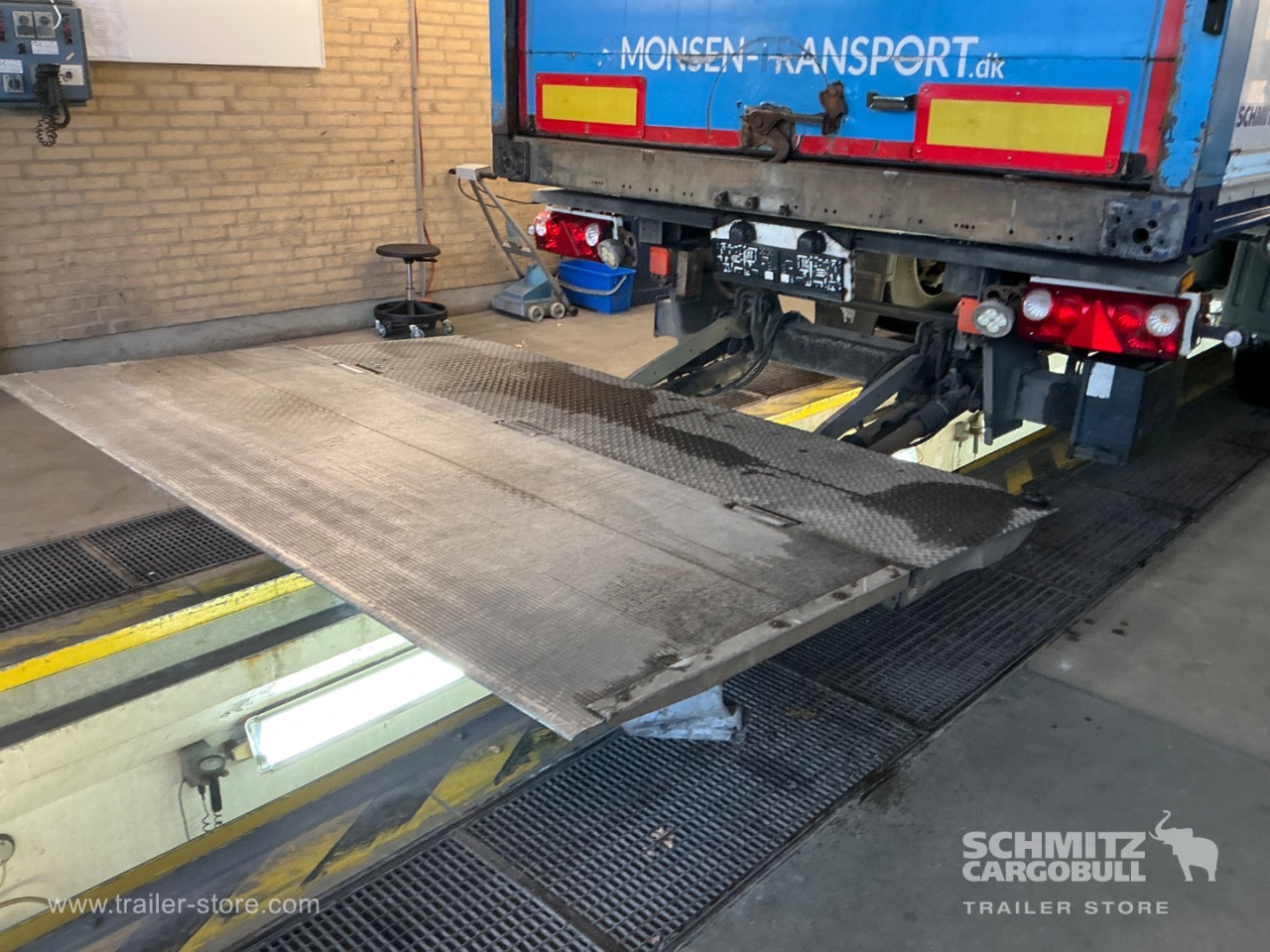 SCHMITZ Dryfreight Standard Taillift - Poluprikolica sa zatvorenim sandukom: slika SCHMITZ Dryfreight Standard Taillift - Poluprikolica sa zatvorenim sandukom SCHMITZ Dryfreight Standard Taillift - Poluprikolica sa zatvorenim sandukom: slika SCHMITZ Dryfreight Standard Taillift - Poluprikolica sa zatvorenim sandukom