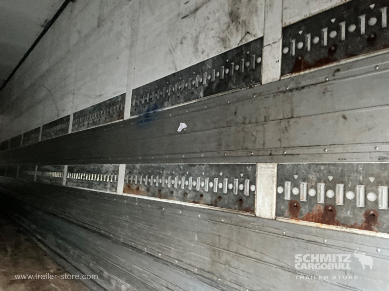 SCHMITZ Dryfreight Standard Taillift - Poluprikolica sa zatvorenim sandukom: slika SCHMITZ Dryfreight Standard Taillift - Poluprikolica sa zatvorenim sandukom SCHMITZ Dryfreight Standard Taillift - Poluprikolica sa zatvorenim sandukom: slika SCHMITZ Dryfreight Standard Taillift - Poluprikolica sa zatvorenim sandukom