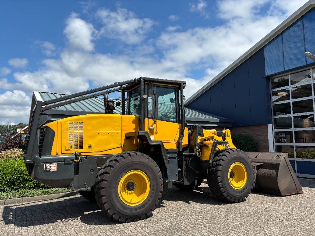Komatsu WA 320-5 - Utovarivač na kotačima: slika Komatsu WA 320-5 - Utovarivač na kotačima Komatsu WA 320-5 - Utovarivač na kotačima: slika Komatsu WA 320-5 - Utovarivač na kotačima