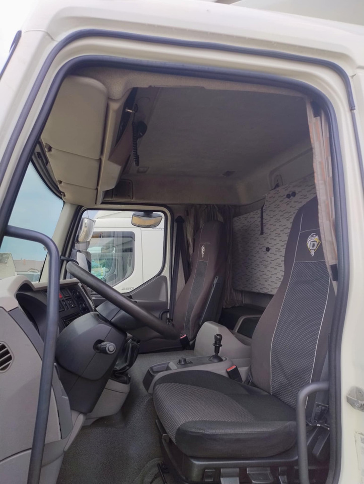DAF LF 250 / Curtainsider 18 EPAL / sleeping cab - Kamion s ceradom: slika DAF LF 250 / Curtainsider 18 EPAL / sleeping cab - Kamion s ceradom DAF LF 250 / Curtainsider 18 EPAL / sleeping cab - Kamion s ceradom: slika DAF LF 250 / Curtainsider 18 EPAL / sleeping cab - Kamion s ceradom
