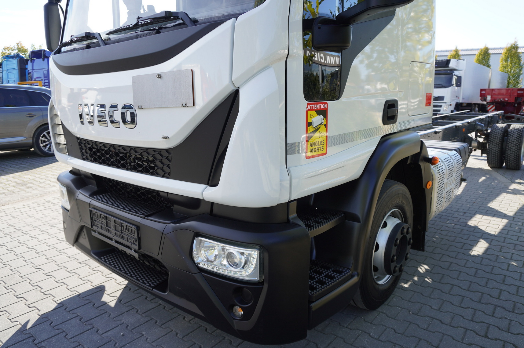 IVECO Eurocargo 140e19 4×2 E6 Glob / ADR / frame 8,1m - Kamion-šasija: slika IVECO Eurocargo 140e19 4×2 E6 Glob / ADR / frame 8,1m - Kamion-šasija IVECO Eurocargo 140e19 4×2 E6 Glob / ADR / frame 8,1m - Kamion-šasija: slika IVECO Eurocargo 140e19 4×2 E6 Glob / ADR / frame 8,1m - Kamion-šasija