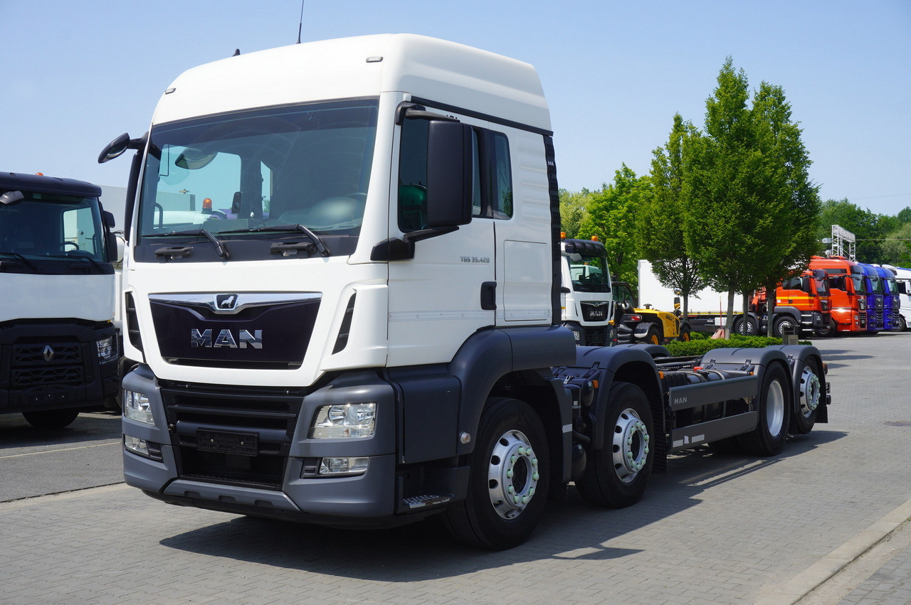 MAN TGS 35.420 8x2 / Chassis 6.4 m / 3 steered axles - Kamion-šasija: slika MAN TGS 35.420 8x2 / Chassis 6.4 m / 3 steered axles - Kamion-šasija MAN TGS 35.420 8x2 / Chassis 6.4 m / 3 steered axles - Kamion-šasija: slika MAN TGS 35.420 8x2 / Chassis 6.4 m / 3 steered axles - Kamion-šasija