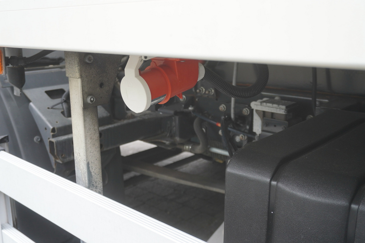 Kamion hladnjača za prijevoz mesa RENAULT D13 / 140 tho km !!! / Meat hook refrigerator / Thermoking T800R / 2 units: slika Kamion hladnjača za prijevoz mesa RENAULT D13 / 140 tho km !!! / Meat hook refrigerator / Thermoking T800R / 2 units
