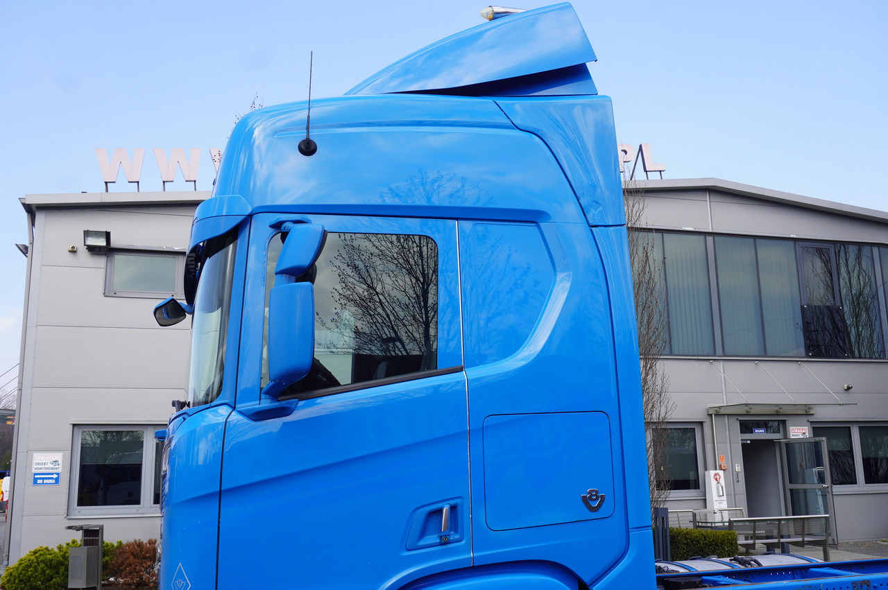 Kamion s kranom SCANIA R650 V8 / 650 HP/ frame 8.8 m / steered 4th axle: slika Kamion s kranom SCANIA R650 V8 / 650 HP/ frame 8.8 m / steered 4th axle