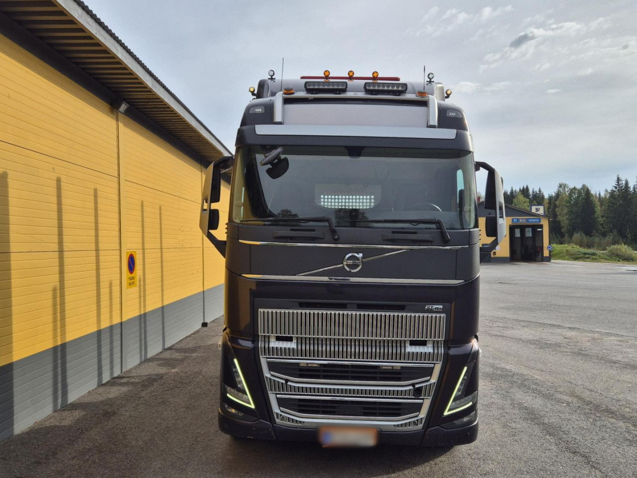 VOLVO FH 750 8x4 / 2 lifted axles / timber truck - Kamion-šasija: slika VOLVO FH 750 8x4 / 2 lifted axles / timber truck - Kamion-šasija VOLVO FH 750 8x4 / 2 lifted axles / timber truck - Kamion-šasija: slika VOLVO FH 750 8x4 / 2 lifted axles / timber truck - Kamion-šasija