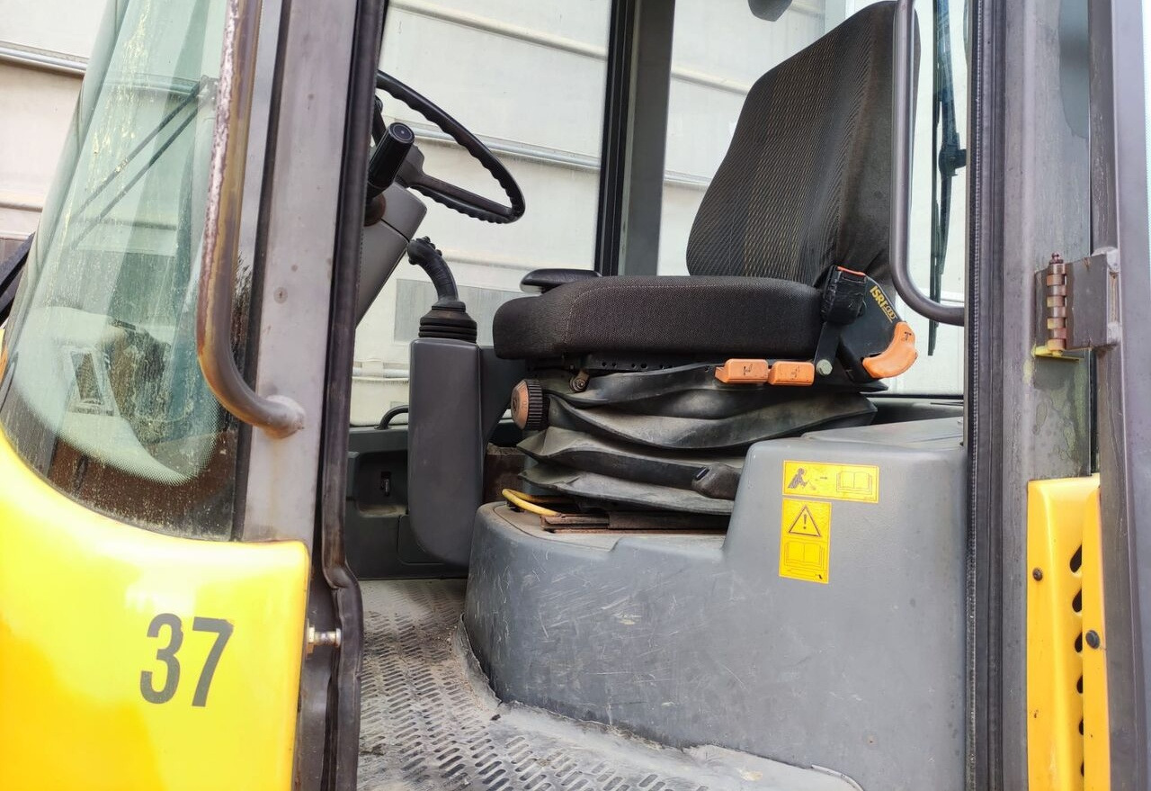 Volvo L30B - Utovarivač na kotačima: slika Volvo L30B - Utovarivač na kotačima Volvo L30B - Utovarivač na kotačima: slika Volvo L30B - Utovarivač na kotačima