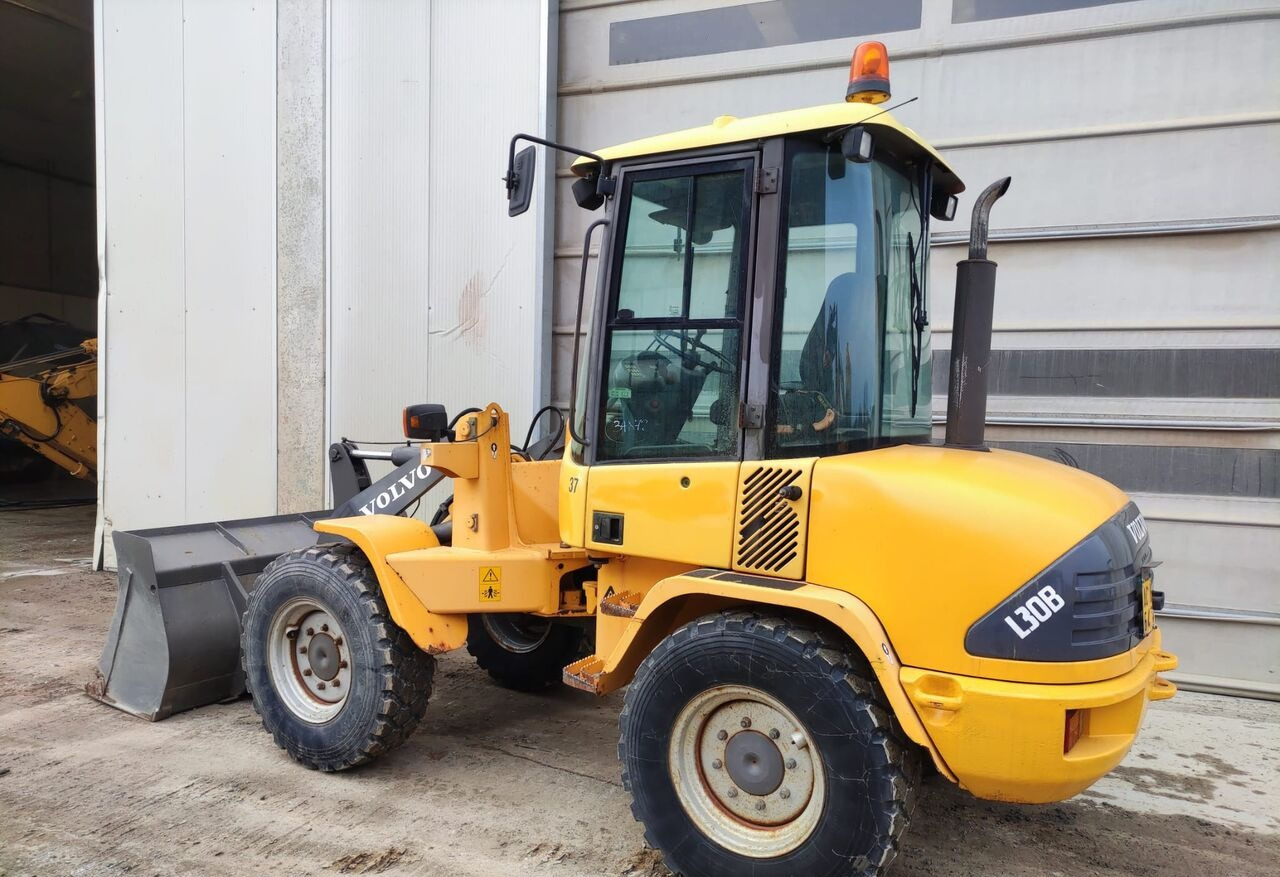 Volvo L30B - Utovarivač na kotačima: slika Volvo L30B - Utovarivač na kotačima Volvo L30B - Utovarivač na kotačima: slika Volvo L30B - Utovarivač na kotačima