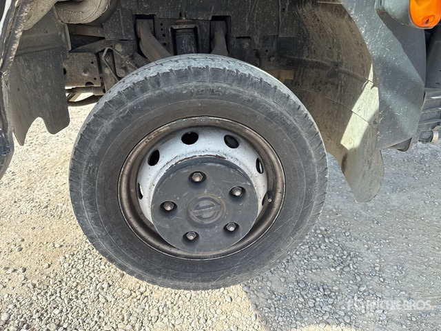 Podizna platforma montirana na kamion Nissan Cabstar Piattaforma autocarrata: slika Podizna platforma montirana na kamion Nissan Cabstar Piattaforma autocarrata