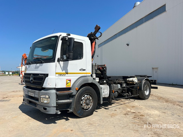 2006 Mercedes-Benz Axor 1823 4x2 Chassis Cabine Avec Grue 4x2 Cab and Chassis - Kamion-šasija, Kamion s kranom: slika 2006 Mercedes-Benz Axor 1823 4x2 Chassis Cabine Avec Grue 4x2 Cab and Chassis - Kamion-šasija, Kamion s kranom 2006 Mercedes-Benz Axor 1823 4x2 Chassis Cabine Avec Grue 4x2 Cab and Chassis - Kamion-šasija, Kamion s kranom: slika 2006 Mercedes-Benz Axor 1823 4x2 Chassis Cabine Avec Grue 4x2 Cab and Chassis - Kamion-šasija, Kamion s kranom