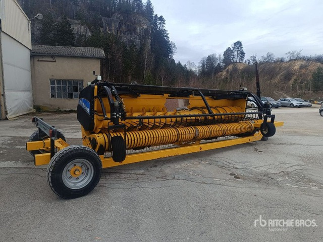 2010 New Holland Pick Up Ensileuse 5M20 Forage Harvester Pickup Header - Malčer: slika 2010 New Holland Pick Up Ensileuse 5M20 Forage Harvester Pickup Header - Malčer 2010 New Holland Pick Up Ensileuse 5M20 Forage Harvester Pickup Header - Malčer: slika 2010 New Holland Pick Up Ensileuse 5M20 Forage Harvester Pickup Header - Malčer
