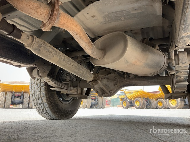 SUV 2011 Toyota Land Cruiser LX 76R 4x4 SUV: slika SUV 2011 Toyota Land Cruiser LX 76R 4x4 SUV SUV 2011 Toyota Land Cruiser LX 76R 4x4 SUV: slika SUV 2011 Toyota Land Cruiser LX 76R 4x4 SUV