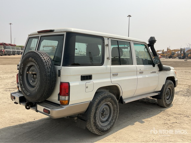 2011 Toyota Land Cruiser LX 76R 4x4 SUV - SUV: slika 2011 Toyota Land Cruiser LX 76R 4x4 SUV - SUV 2011 Toyota Land Cruiser LX 76R 4x4 SUV - SUV: slika 2011 Toyota Land Cruiser LX 76R 4x4 SUV - SUV